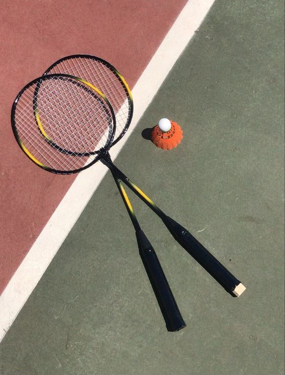 Tránh tiếp xúc với nhiệt độ cao khi bảo quản vợt cầu lông