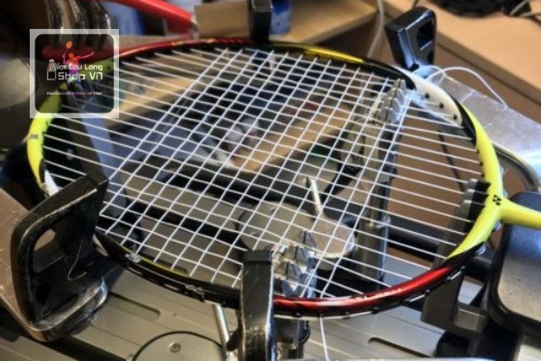 Đan vợt cầu lông bằng máy điện tử