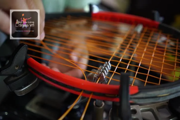 so sánh căng dây vợt cầu lông 4 nút và 2 nút