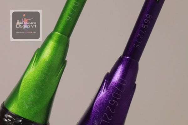 Xem mã vợt ở phần nối giữa thân và cán vợt