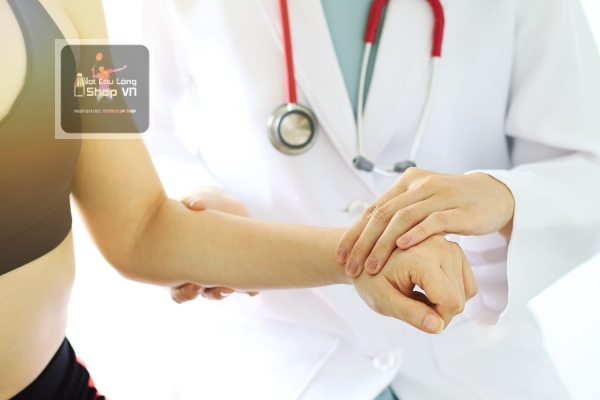 Chấn thương cổ tay khi chơi cầu lông