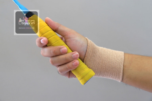 Dễ đau cổ tay khi cầm vợt không đúng cách