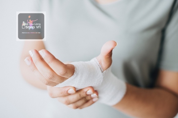 Đau cổ tay khi chơi cầu lông thì nên làm gì?