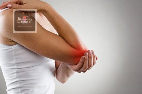 Chơi cầu lông đau khuỷu tay