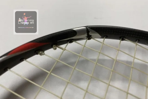 Vợt cầu lông bị gãy