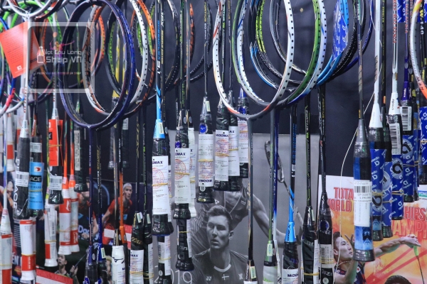 Trưng bày các mẫu vợt cầu lông chính hãng tại cửa hàng Điện Biên Phủ