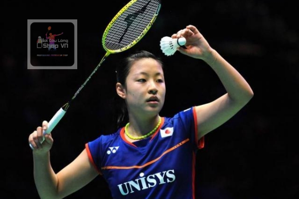 Cách cầm cầu lông giao trái tay