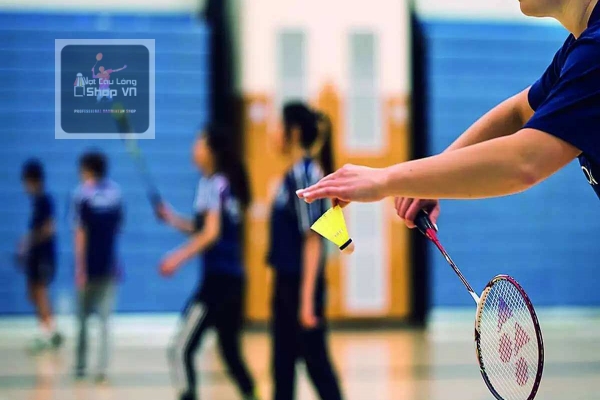Cầm cầu lông giao thuận tay