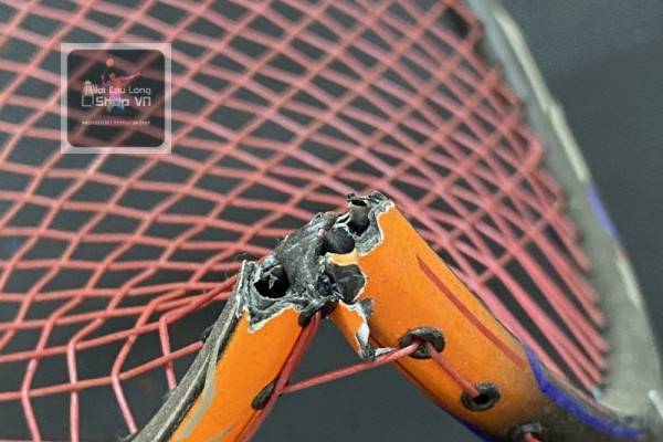 vợt cầu lông bị gãy