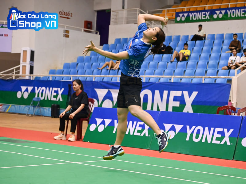 Tay vợt nữ số một Việt Nam Nguyễn Thuỳ Linh thi đấu ở Giải vô địch cầu lông cá nhân Quốc gia 2024